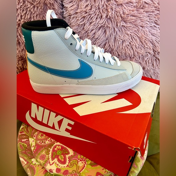 Nike Blazer Mid ‘77 (GS) - big kids size 6Y; (cm=24) women’s sizing in photos - Picture 5 of 14